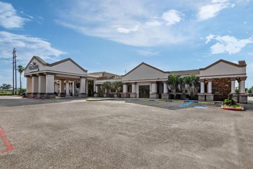 Lakeview Jefferson County Hotel | Baymont by Wyndham Port Arthur - Groves Area