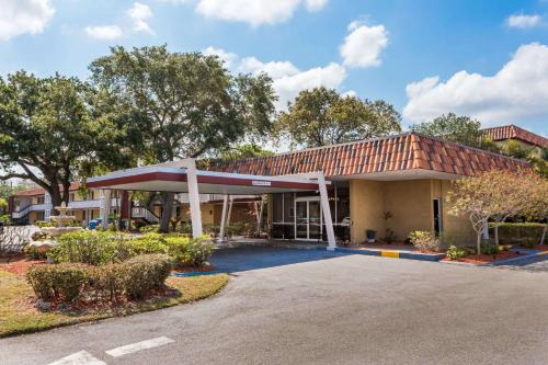 Arlington Park Hotel | Baymont by Wyndham Sarasota