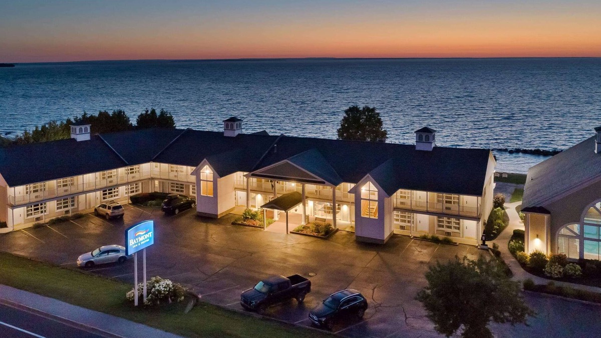 St Ignace Hotel | Baymont by Wyndham St. Ignace Lakefront