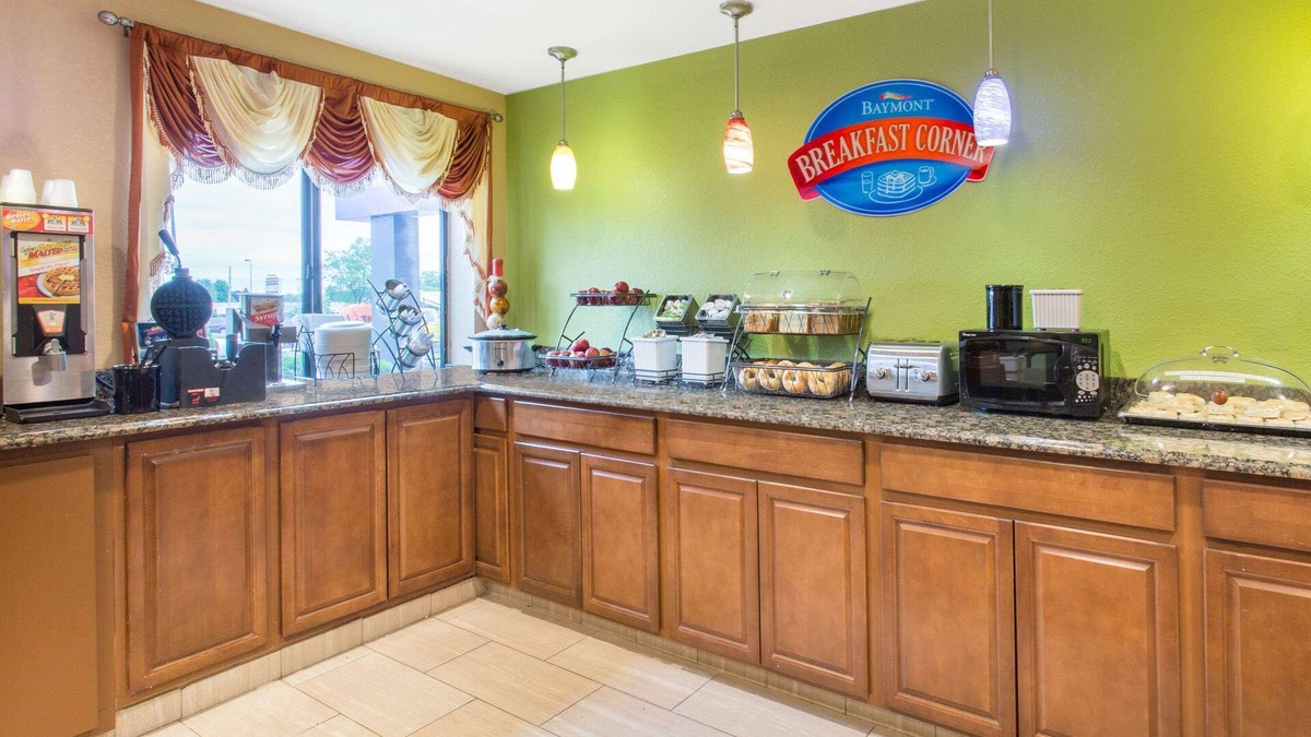 Waukesha Hotel | Baymont by Wyndham Waukesha