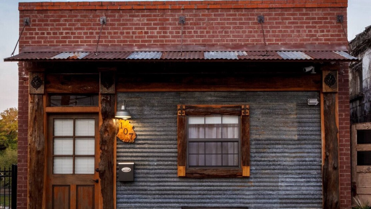 New Iberia Cabin | Bayou Chateau A Cajun Oasis, Bayou-Side, Fire Pit, Private Decks, Pets, Downtown NILA!