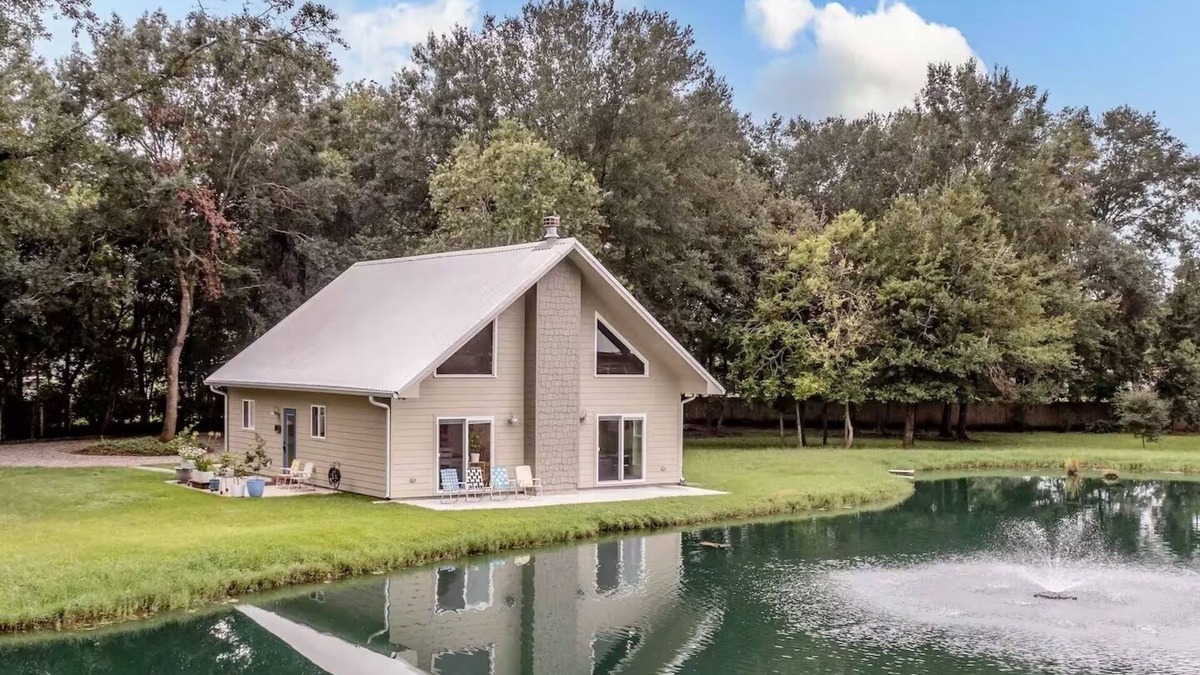 Breaux Bridge House | Bayou Getaway - Charming 1-bedroom house on a pond in tranquil Breaux Bridge, LA