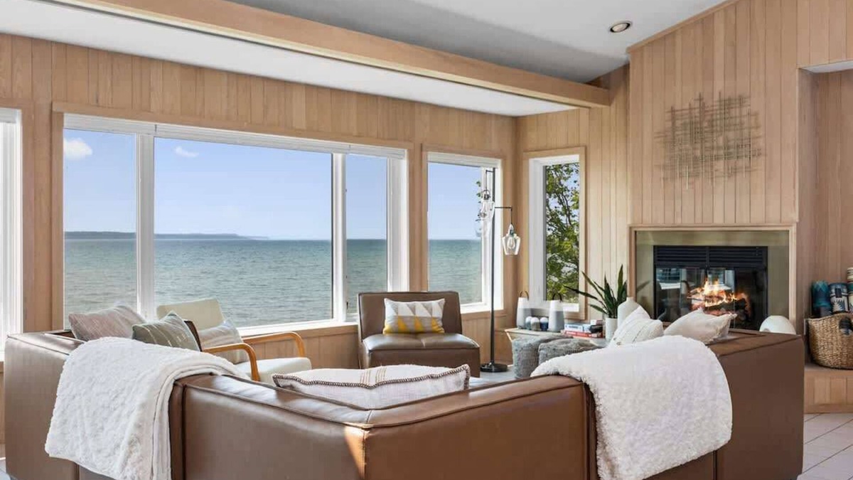 Elk Rapids House | Bayshore Waves | On Lake Michigan | Pet Friendly