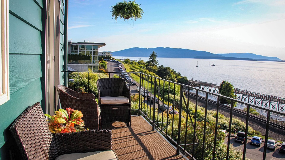 South Hill Apartment | Bayside Apartment #4- Top Floor Waterfront Views above Boulevard Park