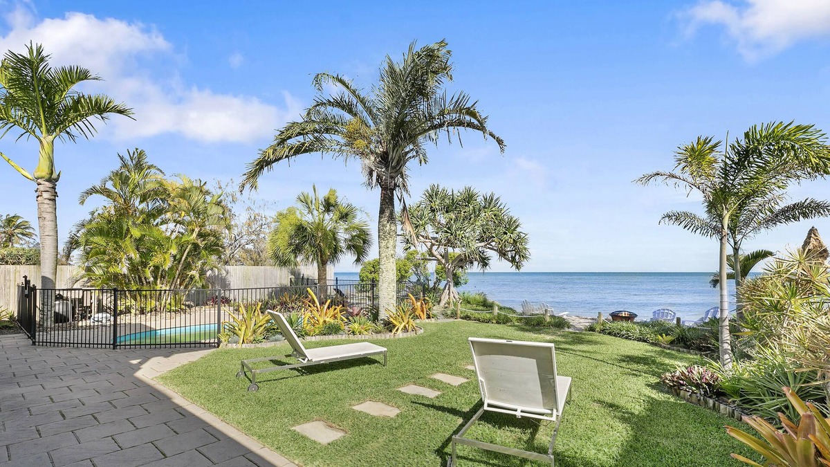 Beachmere House | BAYSIDE BLISS
