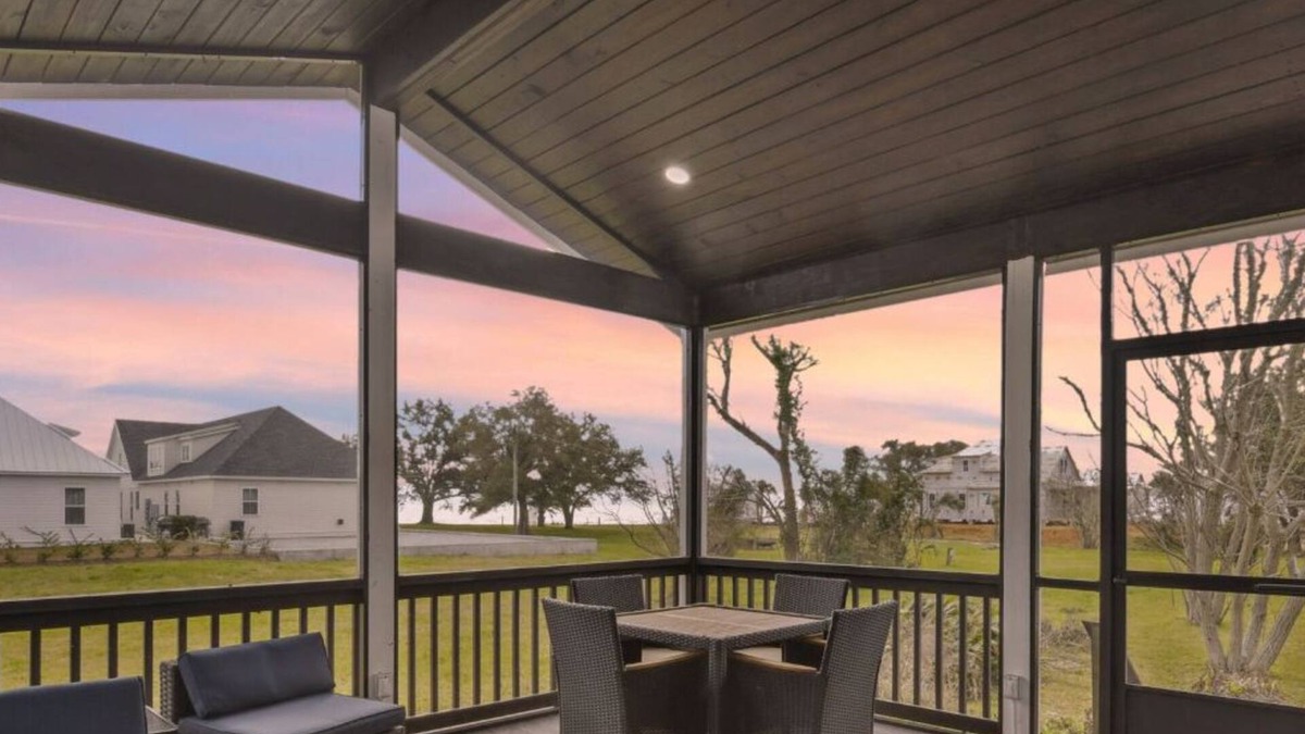 Old Town House | Bayside Bungalow | Steps to Beach & Old Town | Pet Friendly + Beach Views!