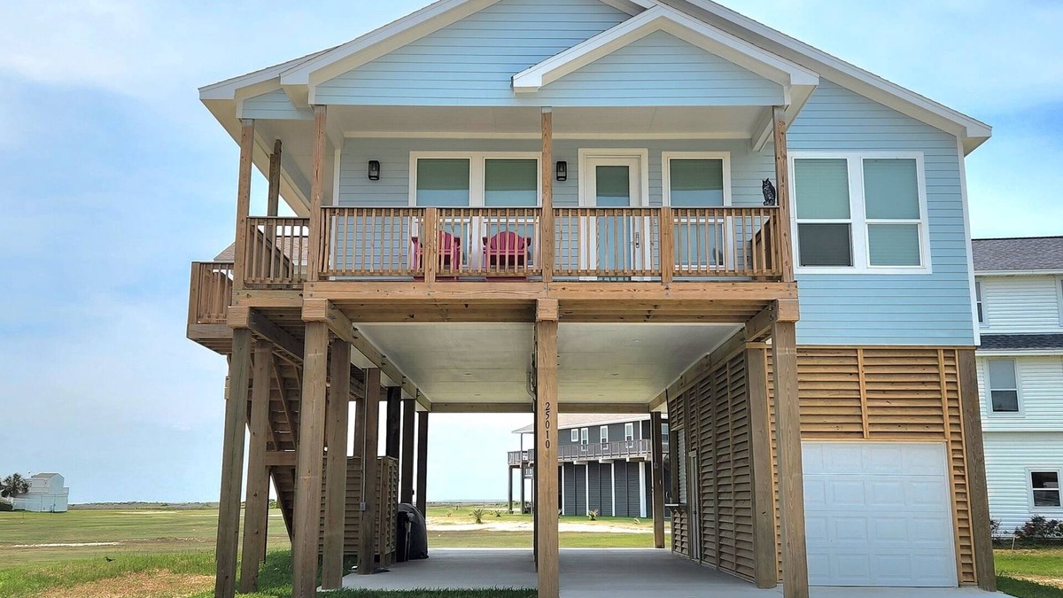 Pointe San Luis House | Bayside home close to the pool!