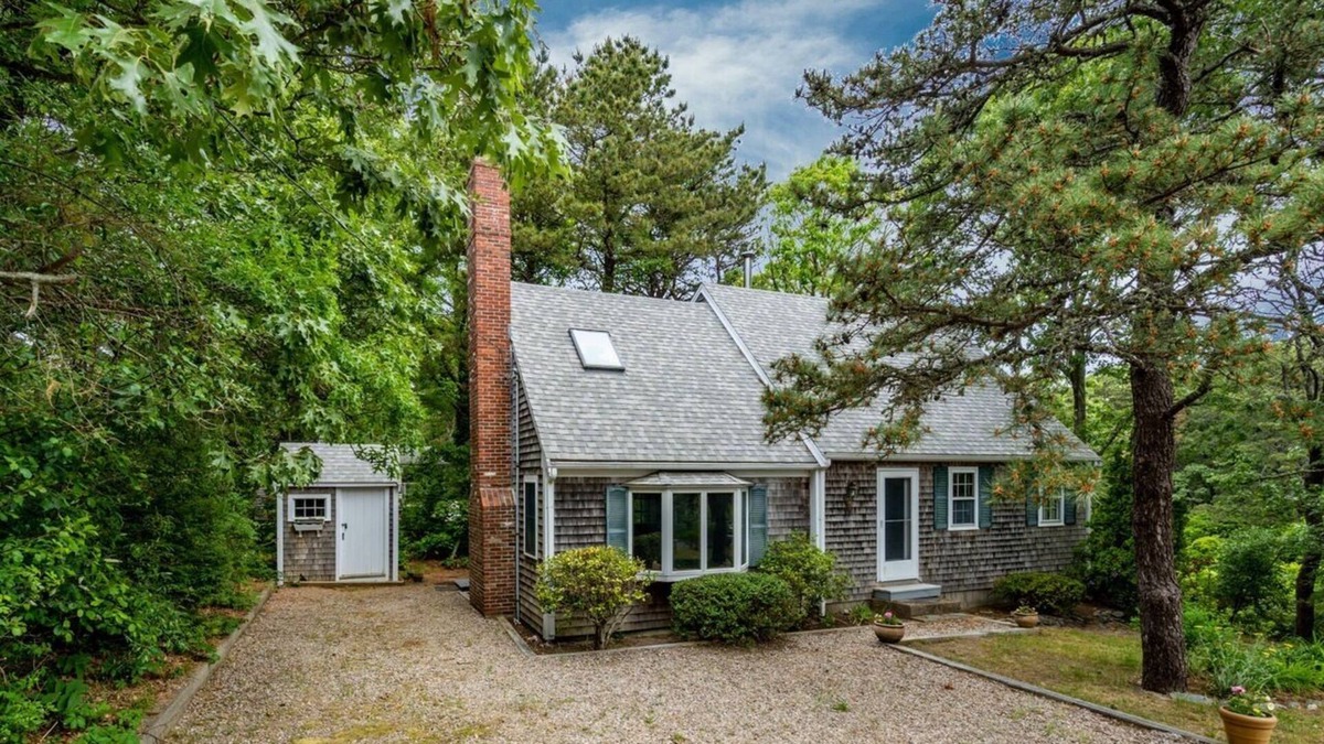 North Eastham House | Bayside Home Within a Mile of Kingsbury Beach and Wiley Park