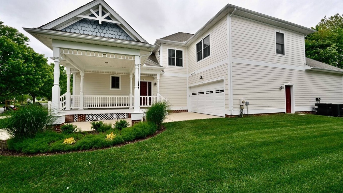 Sun Ridge House | Bayside Resort: Beautiful 5 Bedroom House -close to pools!