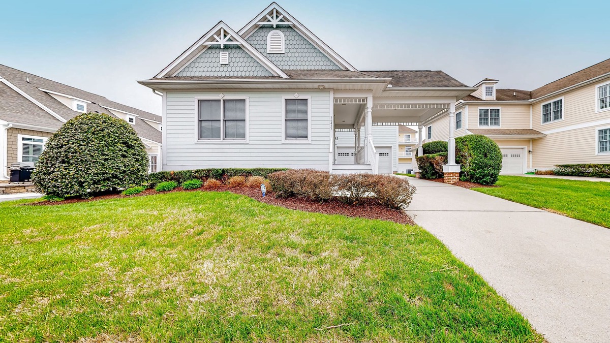The Commons House | Bayside Resort home with Ping-Pong, sunroom, pool, gym, & hot tub access