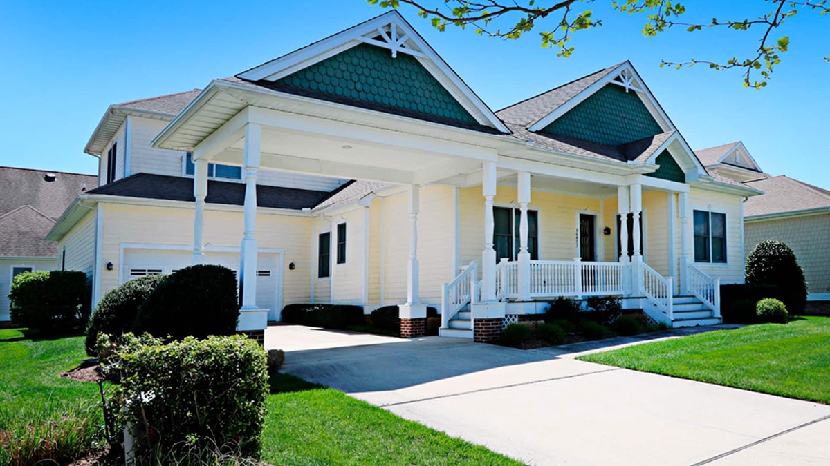 The Commons House | Bayside Resort house w/basketball court, fireplace, gym, and golf on-site
