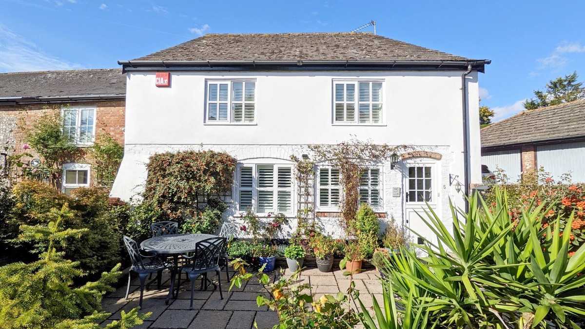 Walberton Cottage | Baytree Cottage, Walberton - a cottage that sleeps 6 guests in 3 bedrooms