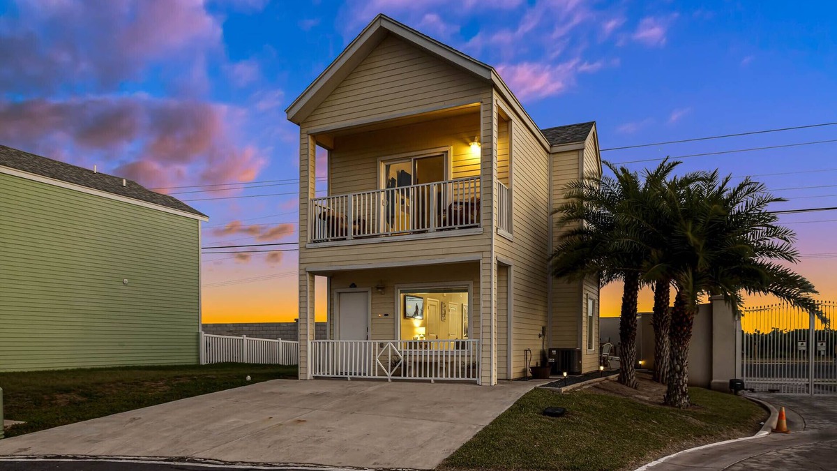 Port Isabel House | Bayview Casita- Balcony & views! Community Pool, hot tub, park. Dining & beach.