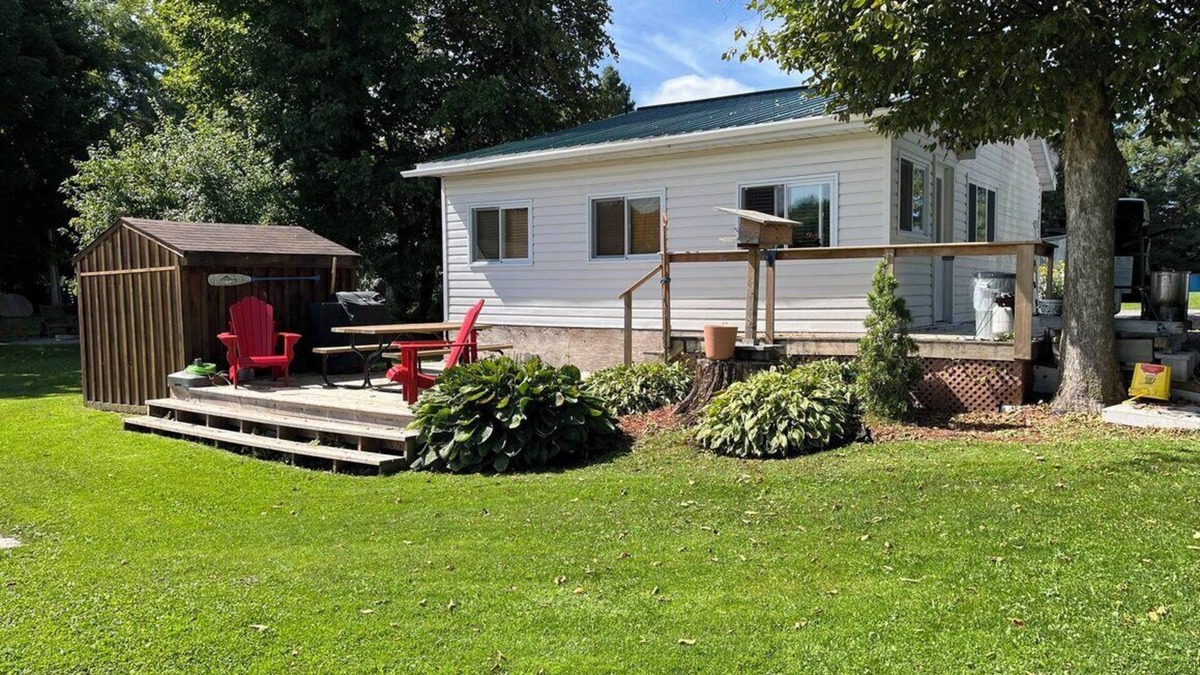 Rideau Lakes Cottage | Bayview Cottage Lakeside living at this cozy Westport Cottage.