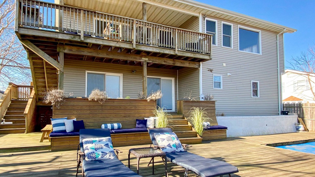Keansburg House | Bayview Getaway with Hot Tub & NYC Skyline View | 2 Min Walk to Beach