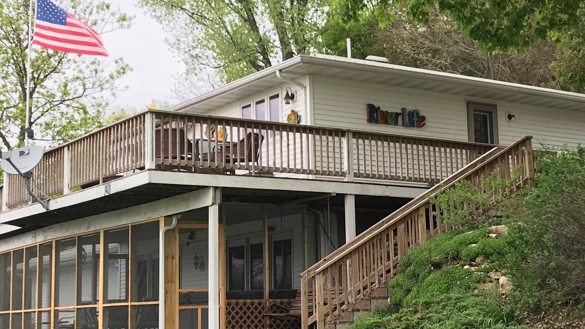 Ferryville House | Bayview House, Mississippi River view with year-round HOT TUB in screen porch