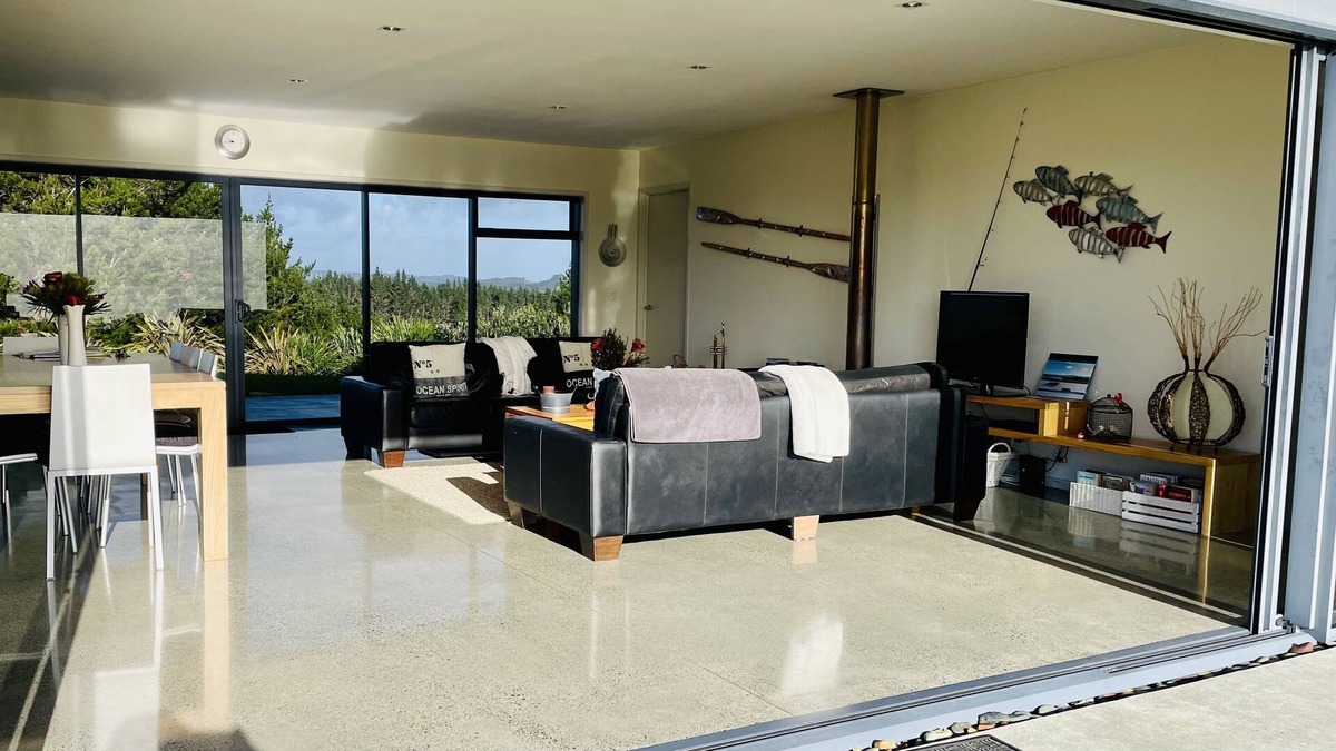 Cable Bay House | Bayview Retreat - Ridge-top surround views.