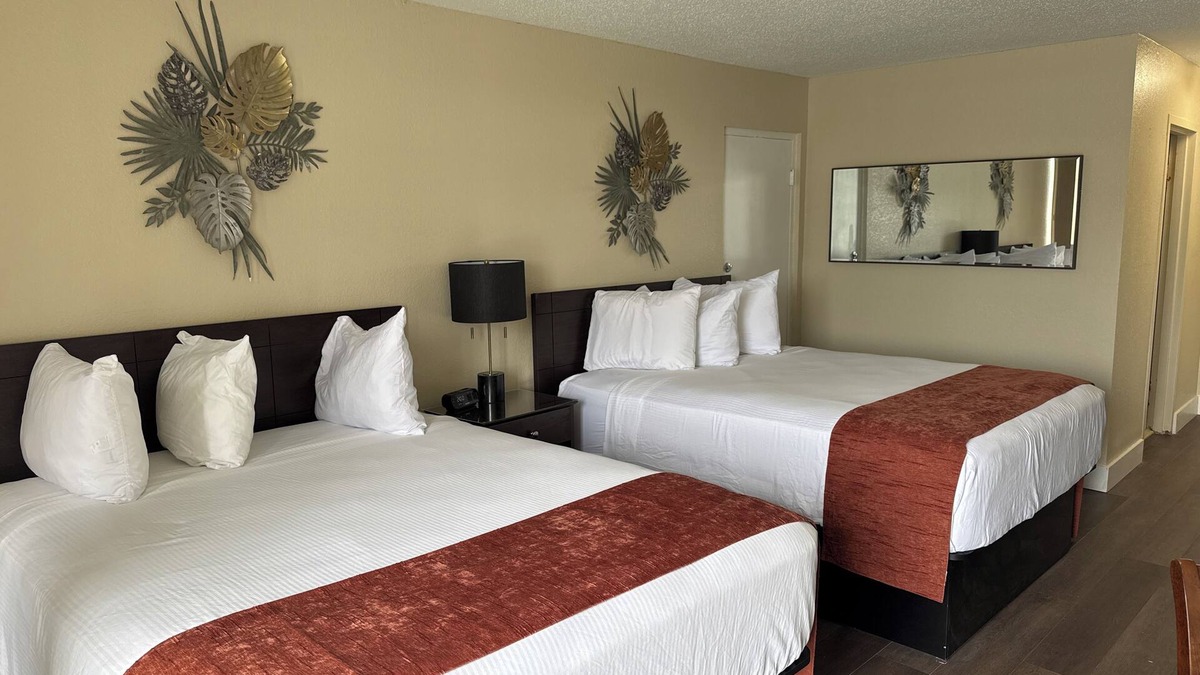 Trailer Estates Hotel | Bayview Waterfront Room, Heated Pool, Tiki Bar & Grill !