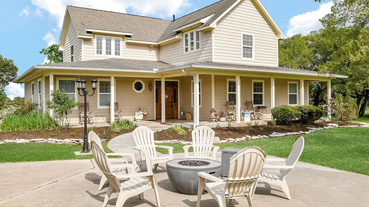 Brenham House | BBB 23 acre Ranch, Designer TX chic, 5 min. Brenham, 10 min. Lake Sommerville