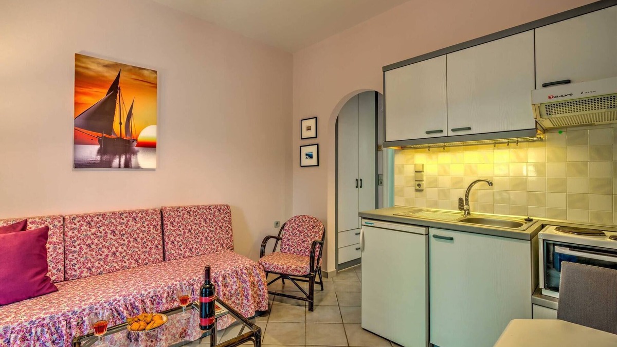 Agios Dimitrios Apartment | bbq, backyard, Of Amoudara, full Kitchen, parking-3