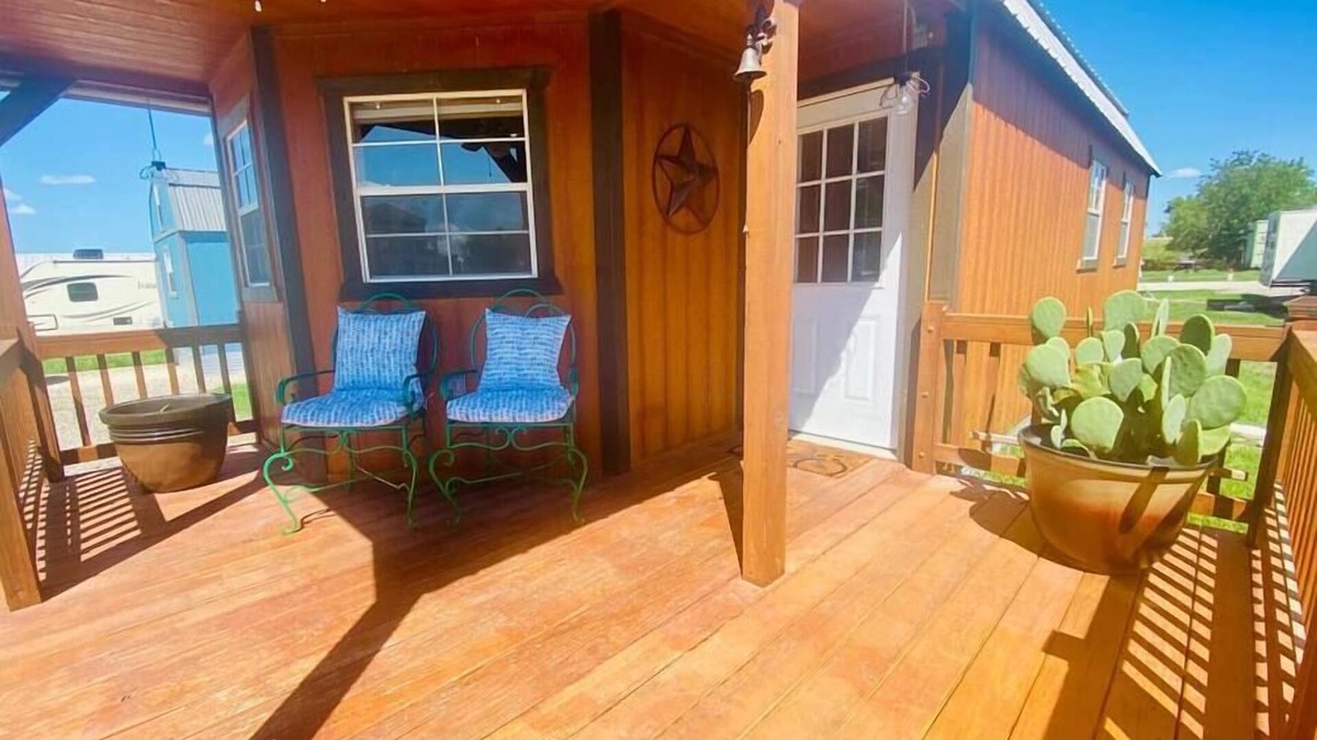 Lockhart House | BBQ, Music & Tiny Home Charm – Clover Casita