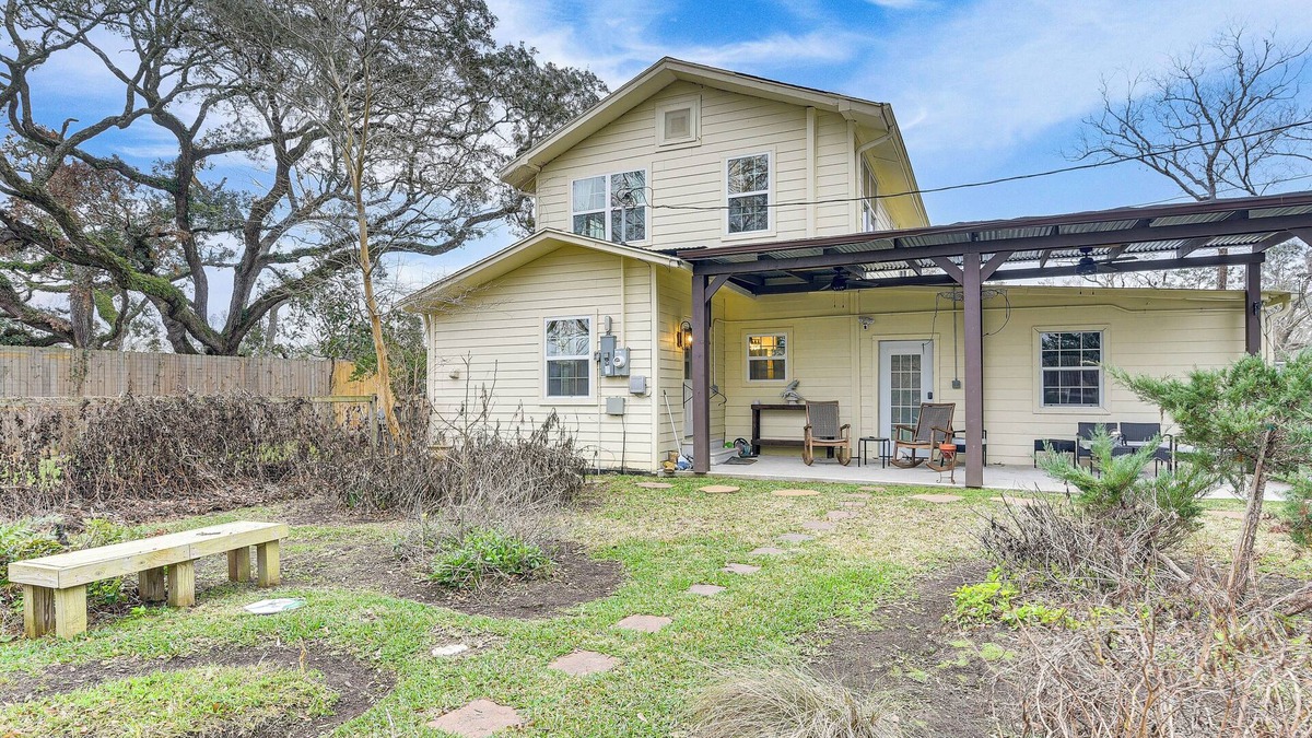 Dickinson House | BBQ-Ready Yard, Fire Pit: Peaceful Home