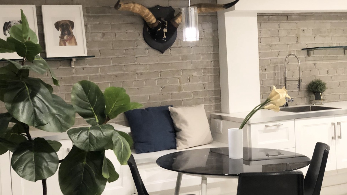 The Beaches House | Be at the BEACH! Steps to Water Edge- Large Stylish 1bdrm Apt- Modern & Bright