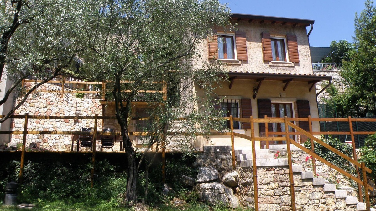 Sant'Ambrogio di Valpolicella House | Between art and wine in the heart of the Valpolicella . .