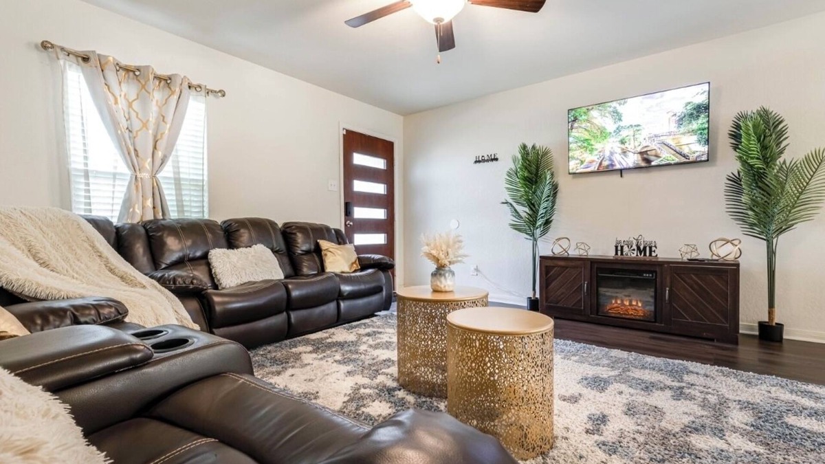 San Antonio House | Be our GUEST! Beautiful home for you to ENJOY!