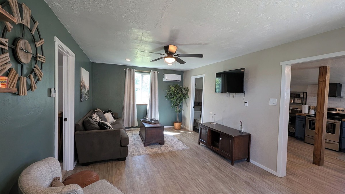 Grants Pass House | BE OUR GUEST!! Charming 1-bedroom house in beautiful Grants Pass