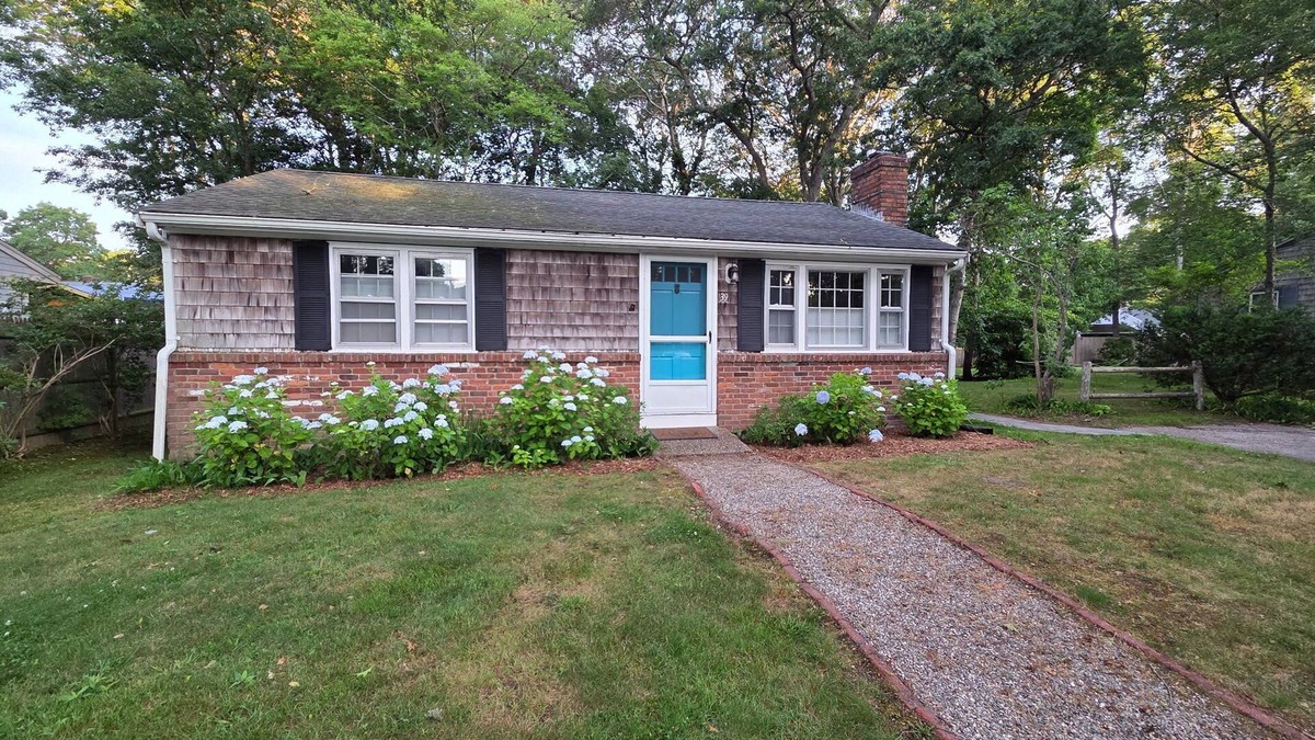 West Hyannisport Cottage | Beach 0.7 Mi walk to Craigville & Covell. A/C, bikes 3 Day min Sept & Oct