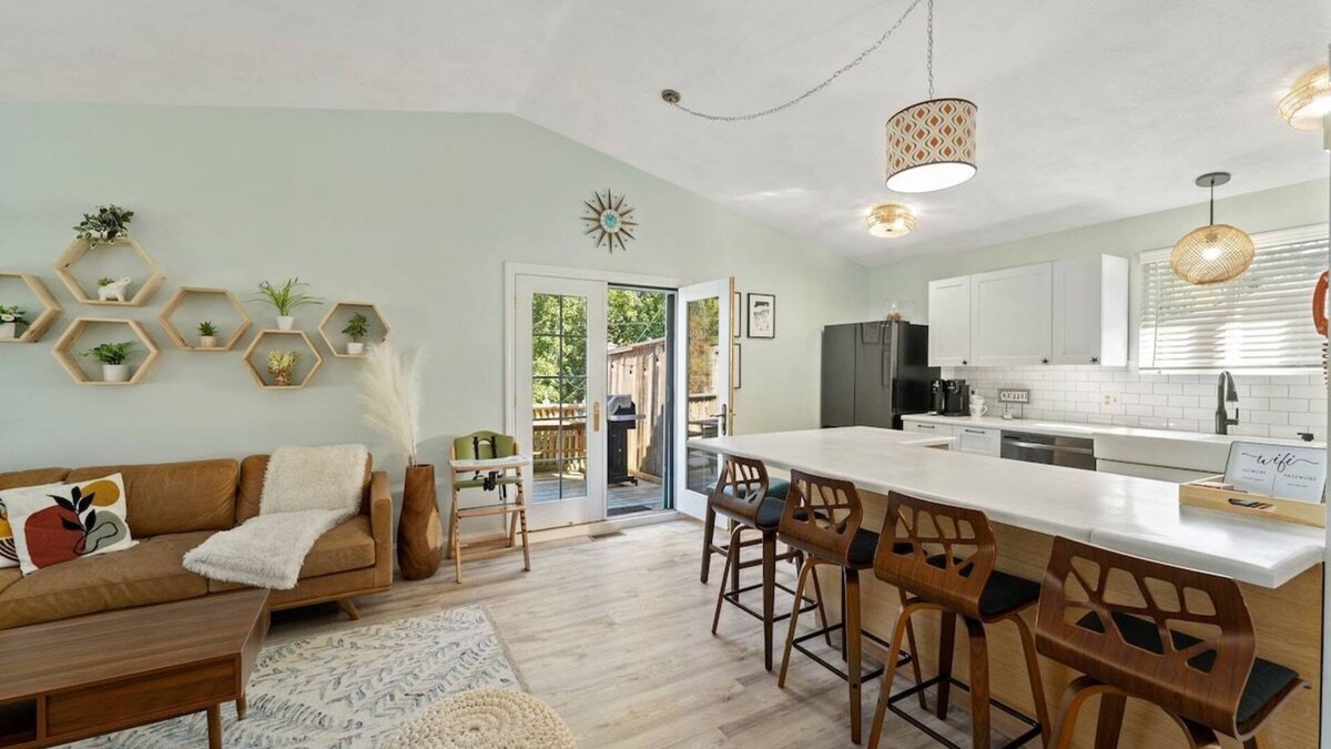 Saunderstown House | Beach Access! Arcade and central air!