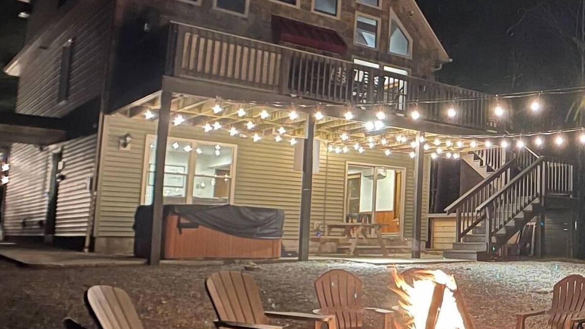 Lake Harmony Estates Ski Chalet | Beach access *Golf*Spacious*Private*HotTub *Firepit*Games*Sleeps16
