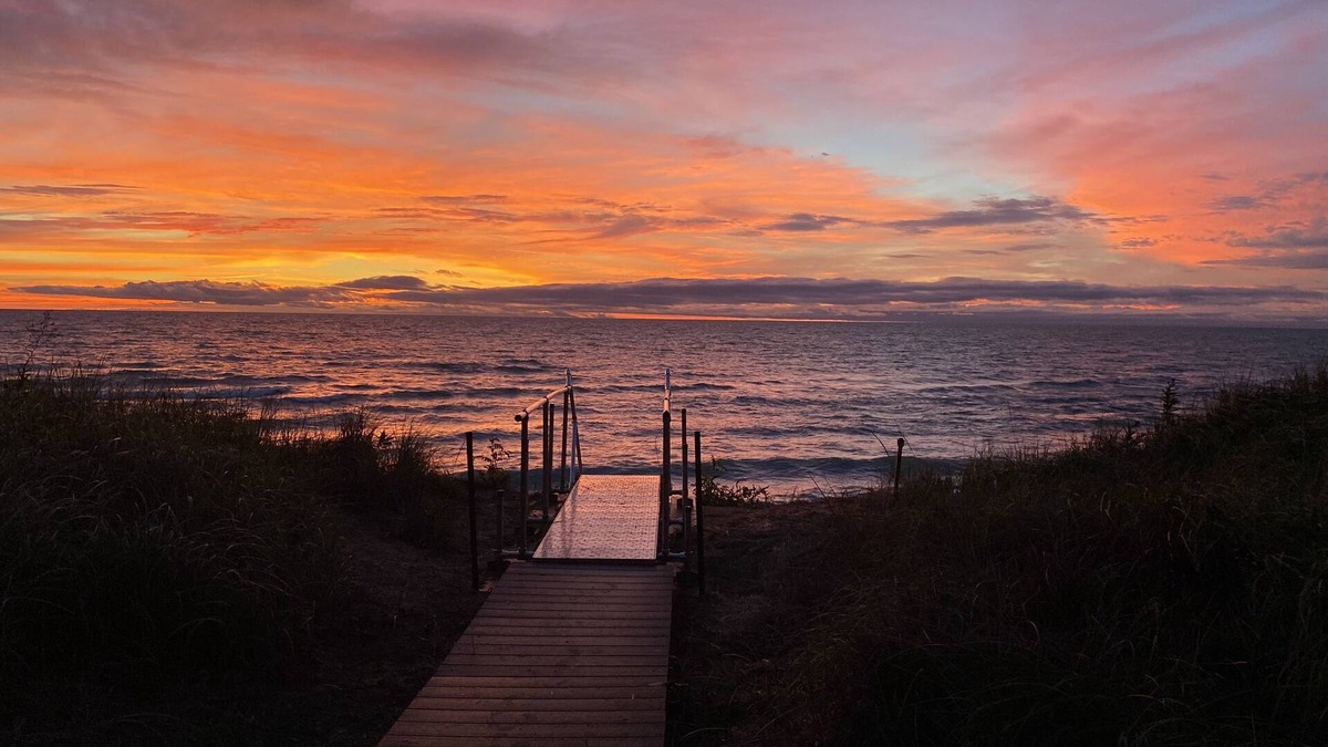 Stevensville House | Beach Access with Private Stairs