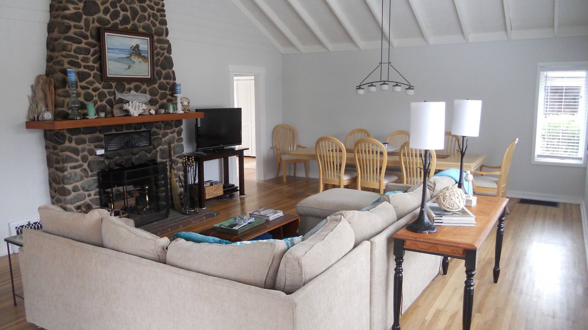 Seaside Cottage | Beach Across the Street/Expansive Deck/Family Retreat/Clean!