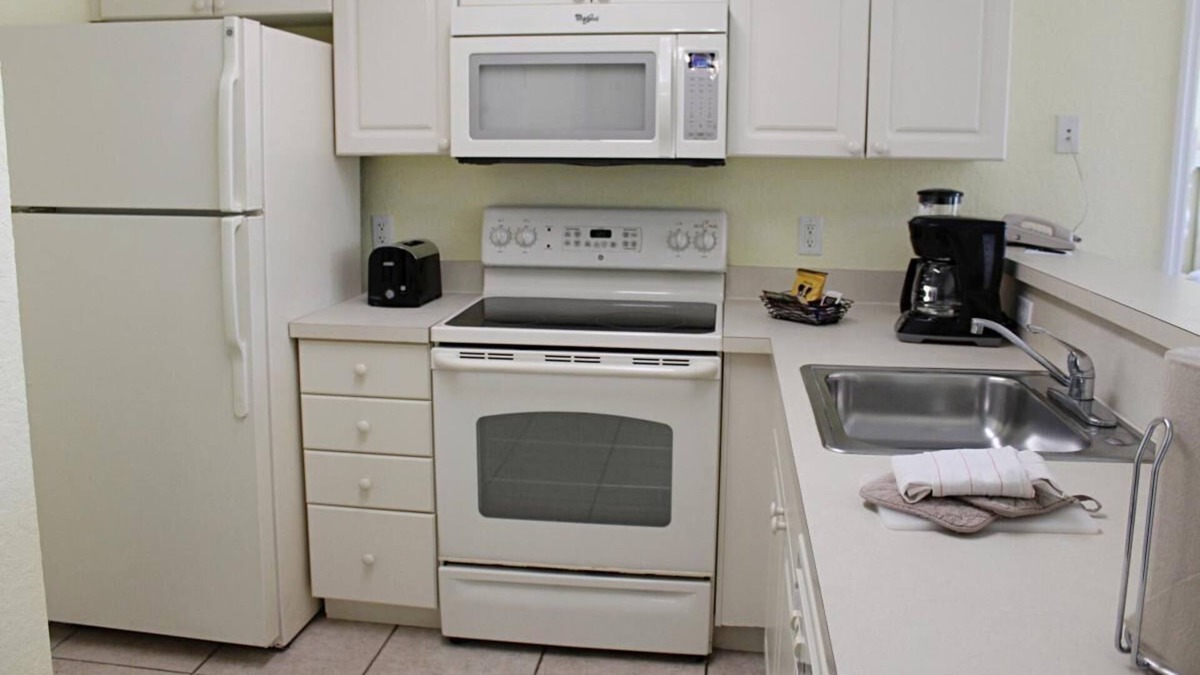 Bostroms Resort | Beach Adventure! 3 Spacious Units, Kitchen, Beachfront, Pool, Surfing
