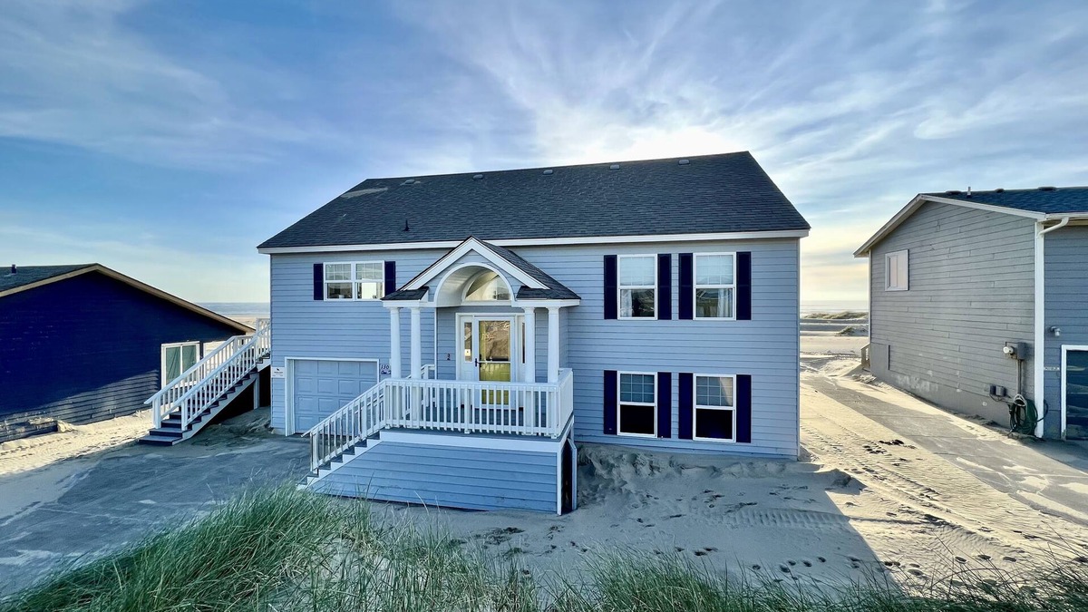 Bayshore House | Beach and Bay Views, Family Friendly, Immaculate, Chef's Kitchen, Beach Front