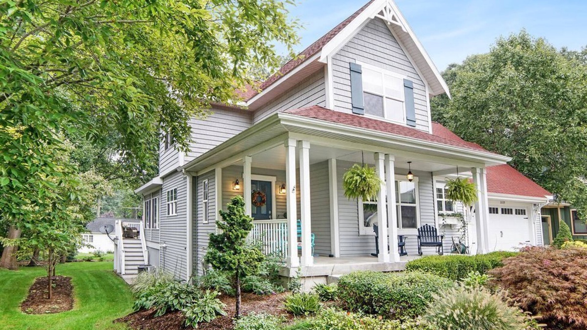 Holland House | Beach and Lake living right next to Holland State Park