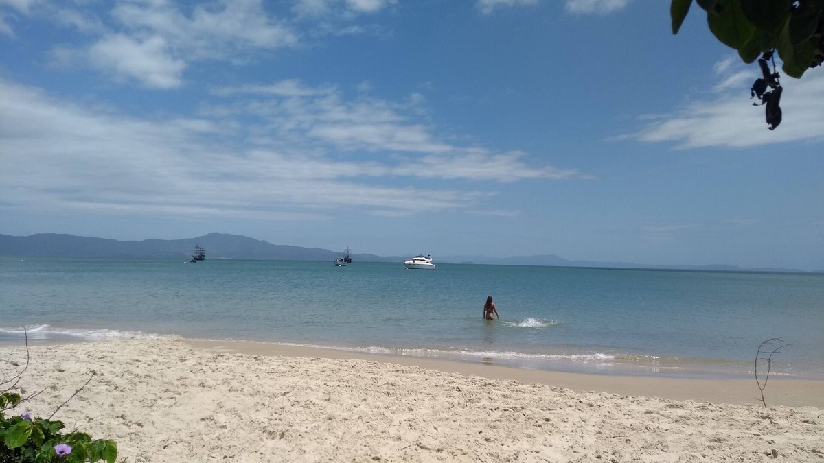 Cachoeira do Bom Jesus Apartment | BEACH APARTMENT WITH SEA VIEW JUST A FEW STEPS FROM THE SAND. COMPLETE GARAGE 1 DOR