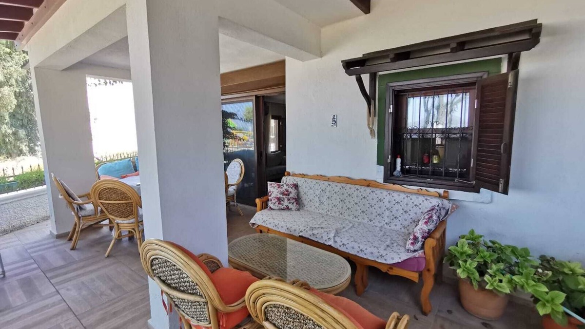 Dagbelen House | Beach apartment with large terrace and sea view