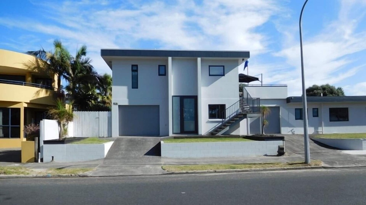 Whangamata House | Beach at your front door