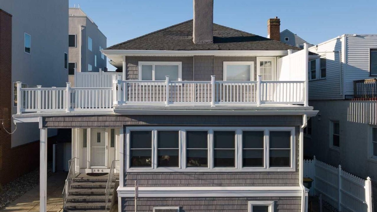 Ventnor City House | BEACH BLOCK 100% RENOVATED HUGE ROOF DECK SEE OCEAN 6bedroom bath 7 beds+futon