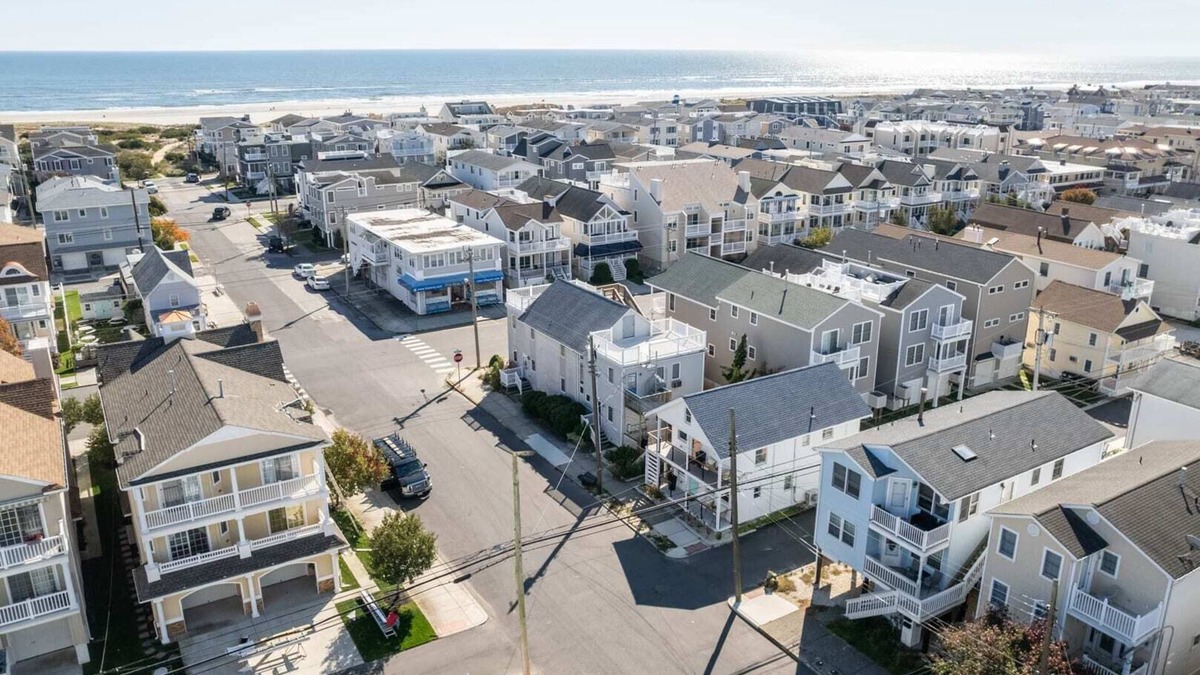Gold Coast House | Beach Block-1min Walk-Luxury-The Reef Upstairs