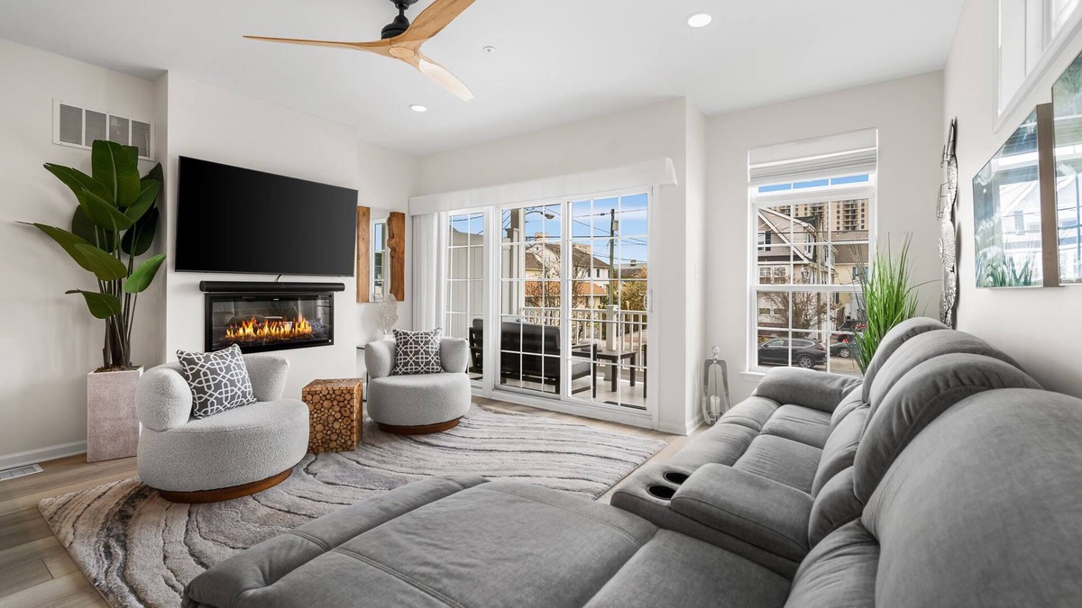Margate City House | Beach Block Beauty! 2 blocks from beach & downtown area.