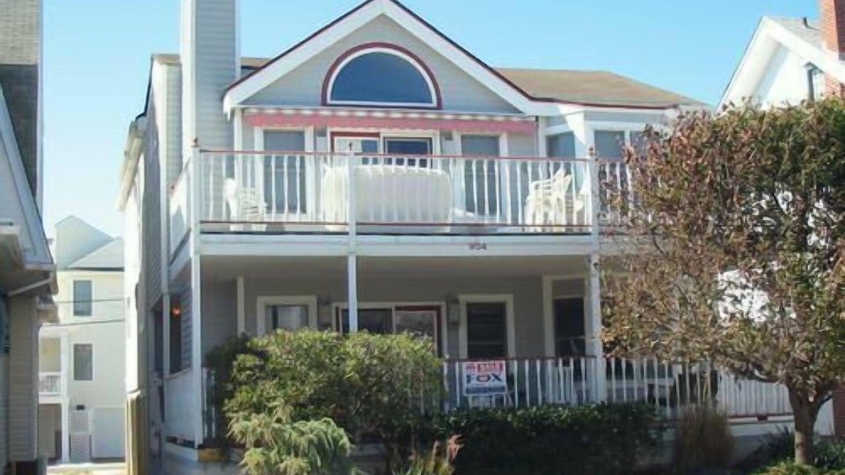 North End Condo | Beach block house on prime St. Charles street location with view of ocean