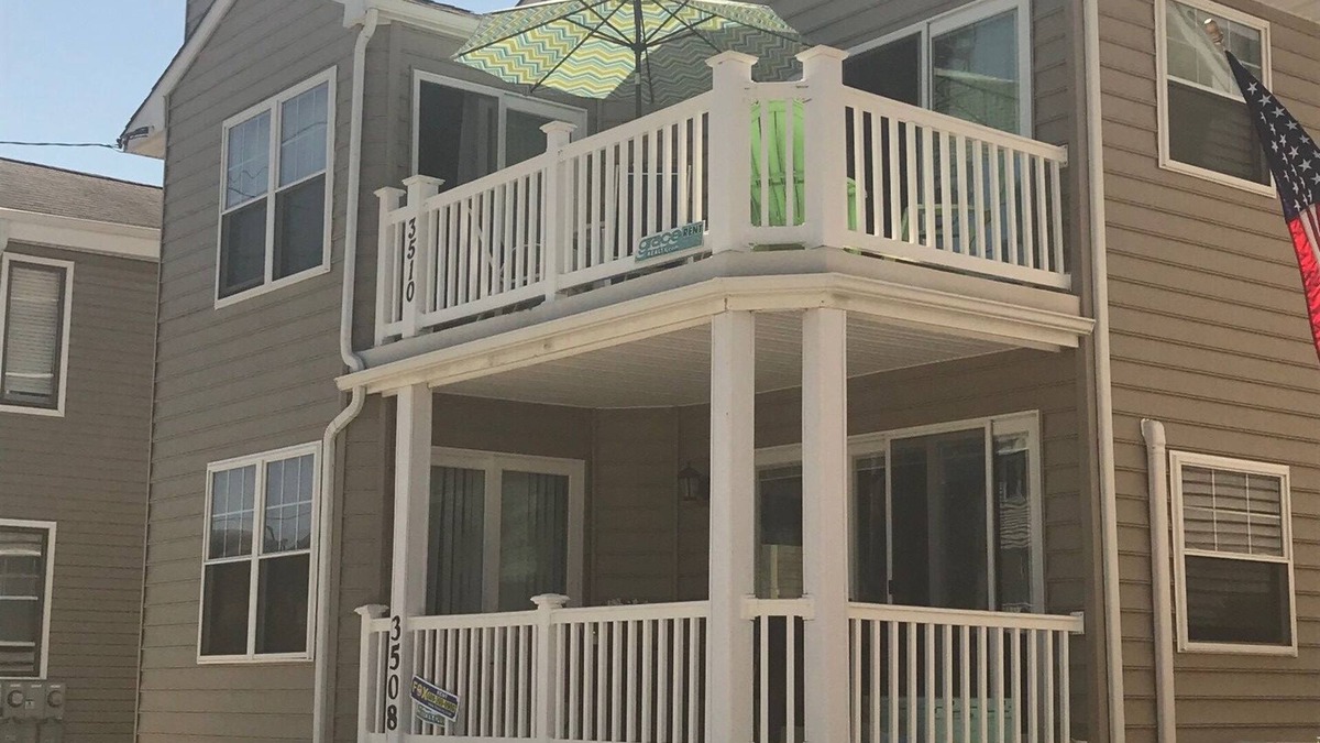 South End House | Beach Block;Spacious 4BR/2 Bath, Short/Long Term Rentals Available Year round