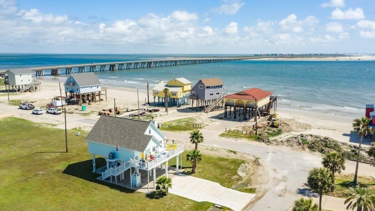 San Luis House | Beach, Bridge & Bites—Scenic Stay with Stellar Fishing Access