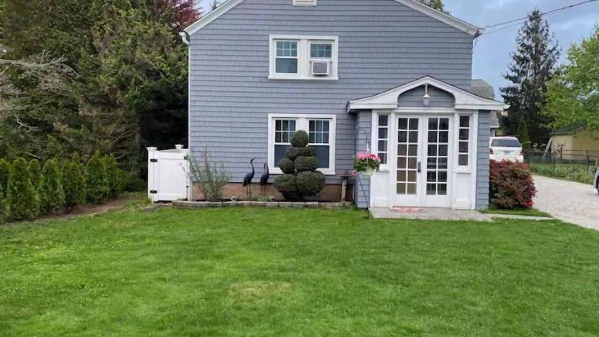 Branford Center House | BEACH BUM CARRIAGE HOUSE with kayaks - steps to beach, park, marinas & brewery!