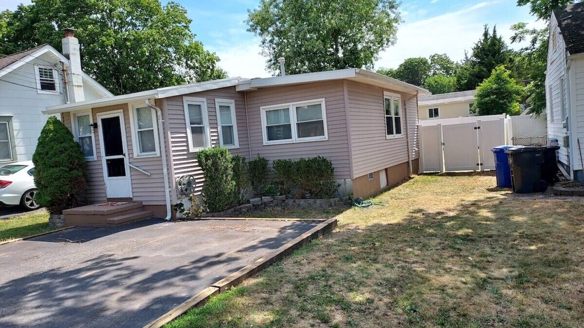 Point Pleasant - Toms River House | Beach Bungalow in peaceful Toms River with AC, WiFi, beach badges.