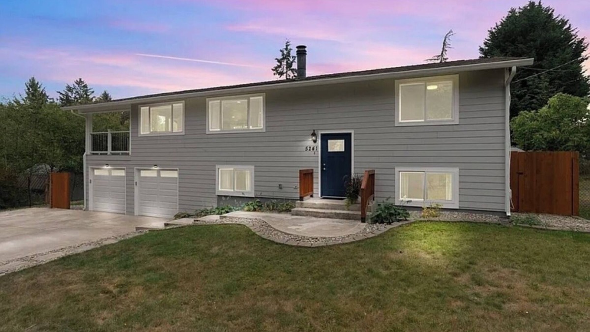 Lacey House | Beach Bungalow w/paddle boards! AC, Rainier views, close to JBLM for military